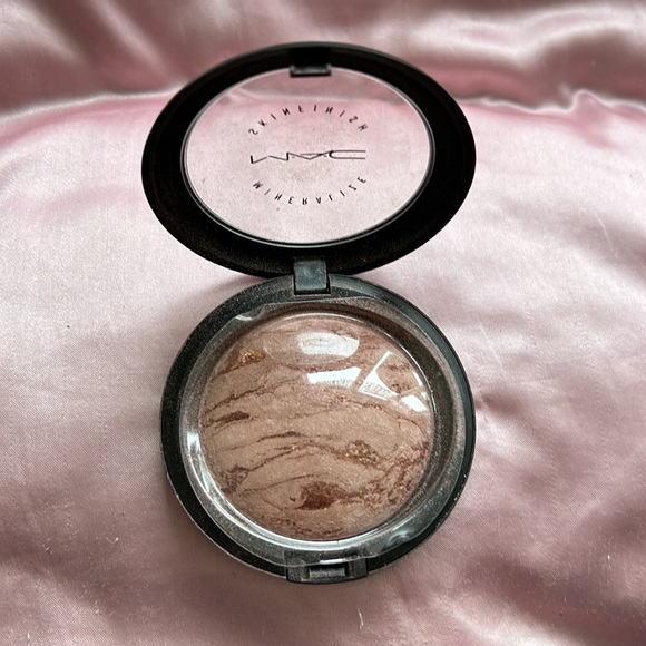 Limited Edition MAC Mineralize Skinfinish in PETTICOAT / EUC - Picture 3 of 4